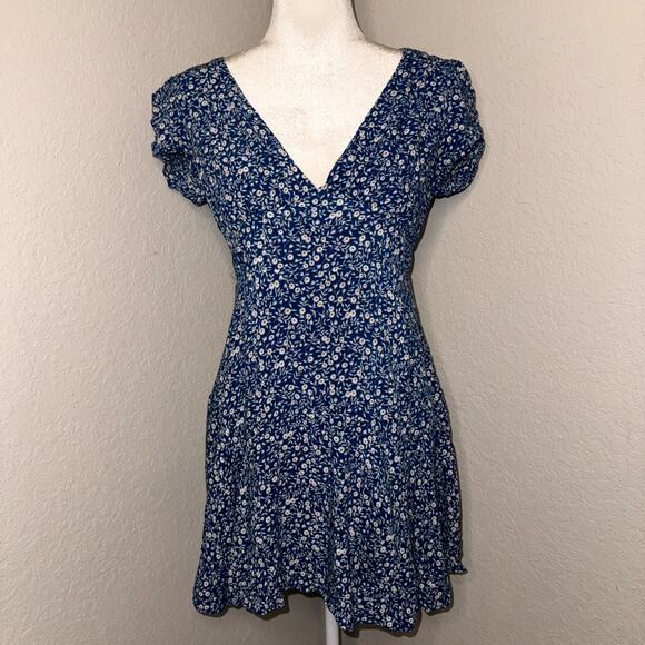 Princess Polly Dresses & Skirts - Princess Polly The Sting Mini Dress Women’s 6 Blue Floral Ruffle Hem Deep V Neck